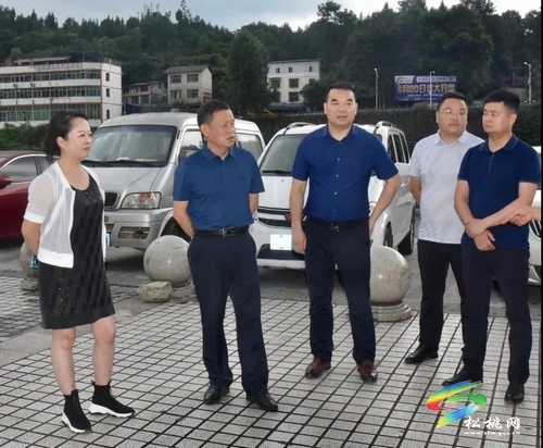 龙群跃现场督导我县创建省级文明城市复核工作