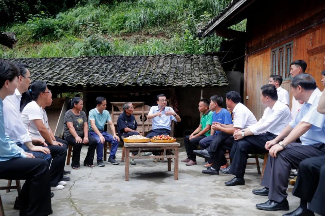 李克强在贵州铜仁大山深处走访看望受灾贫困户