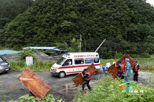 胡忠雄在松桃甘龙山体滑坡现场指导救援工作