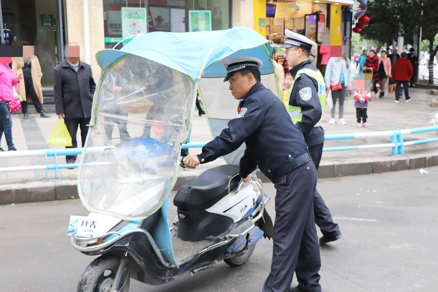 松桃开展城区车辆乱停乱放整治行动