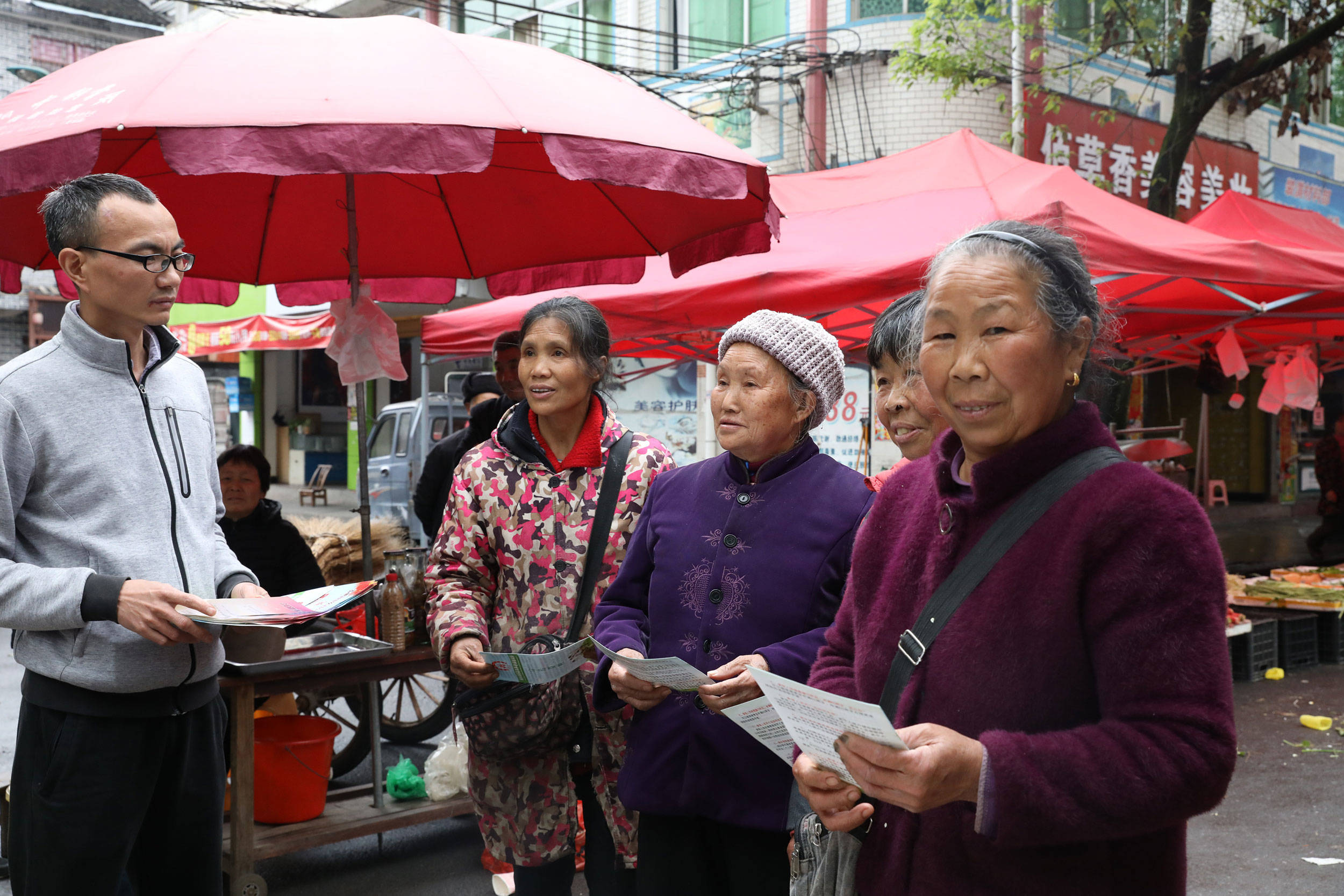 【奋斗百年路 启航新征程】松桃社保局:党支部上下联动 高效推动人社综合服务智能便民