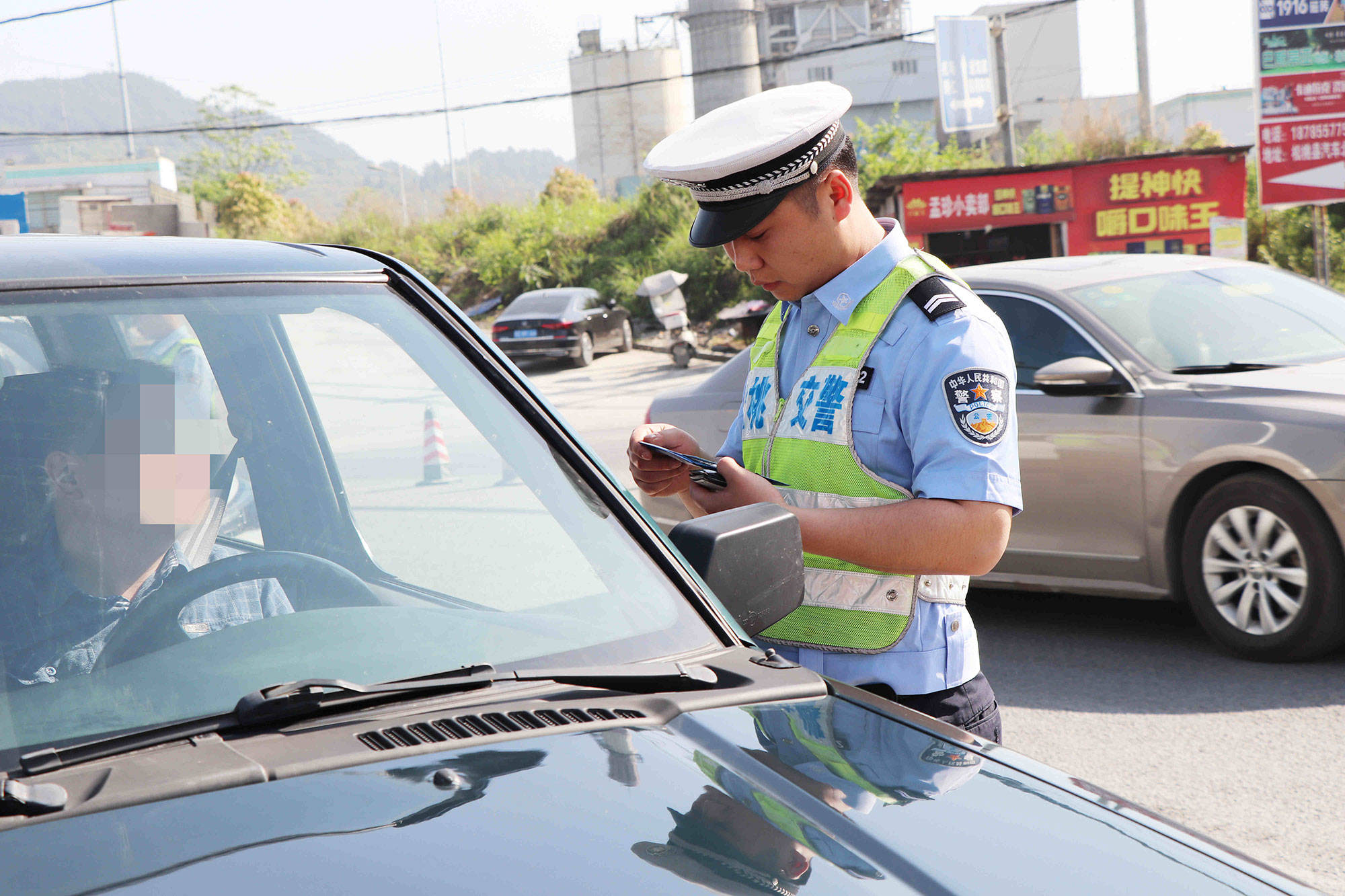 松桃交警圆满完成2021年“五一”道路交通安保任务