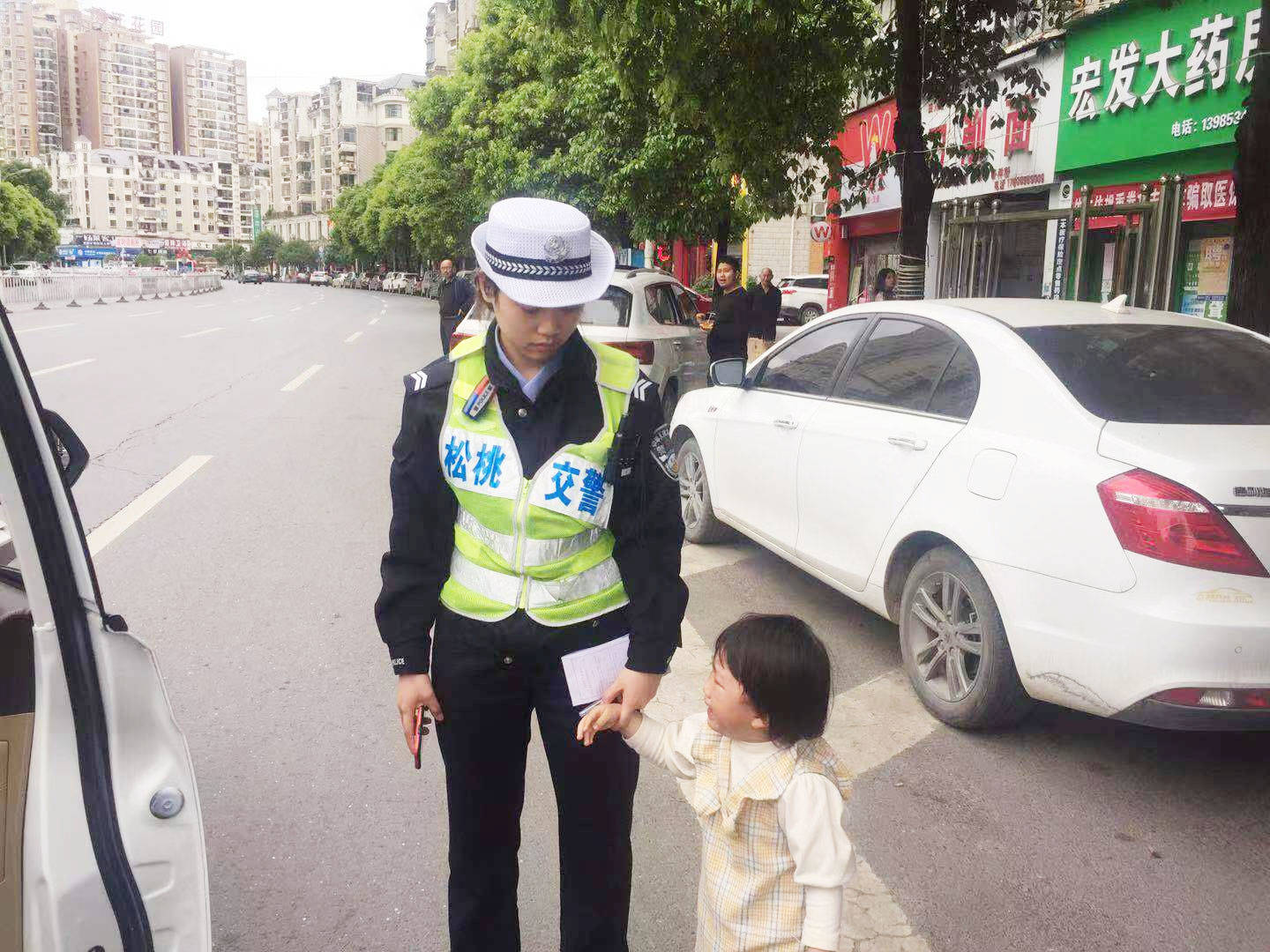 老人儿童迷失归路松桃交警热心相助