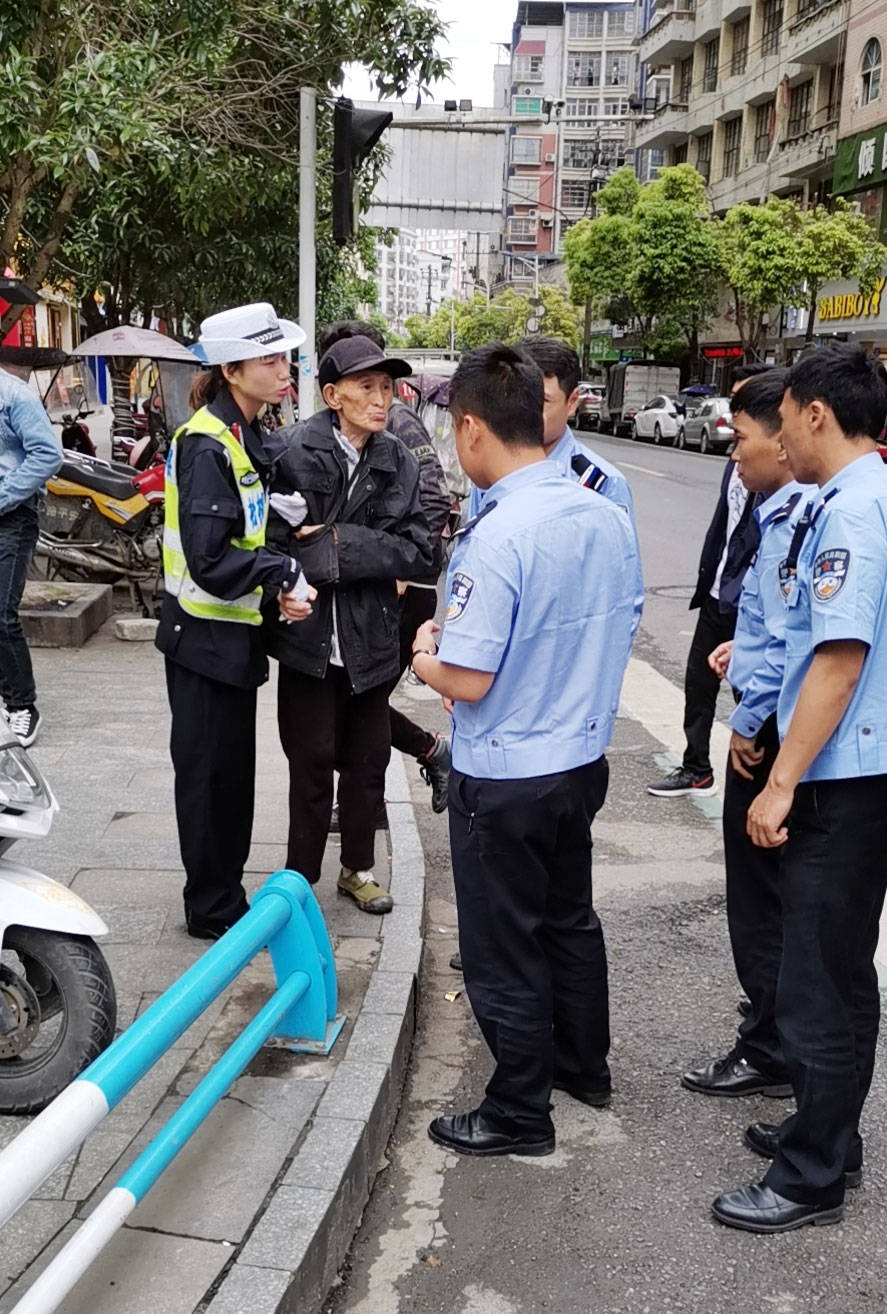 老人儿童迷失归路松桃交警热心相助