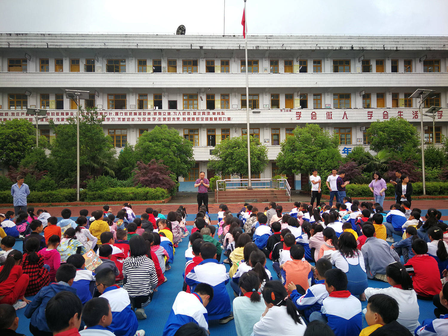 大路镇完小开展防灾减灾演练活动