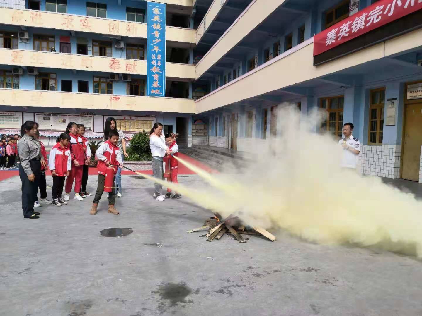 寨英镇中小学开展消防安全知识培训和应急演练