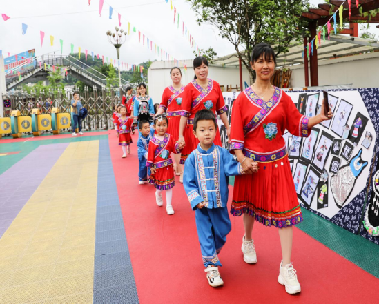 松桃第二幼儿园举行“多彩四月八.浓浓民族情”主题活动