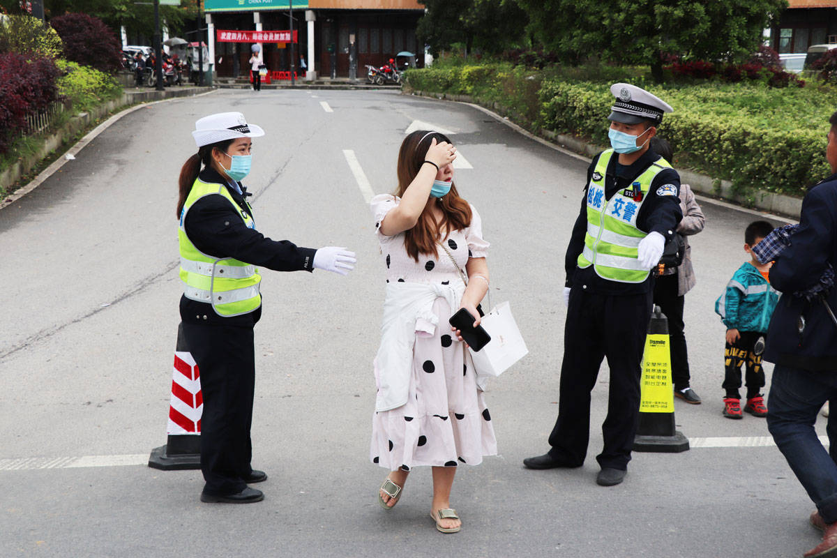 松桃交警圆满完成2021年“中国旅游日”暨松桃苗族“四月八”系列活动安保任务