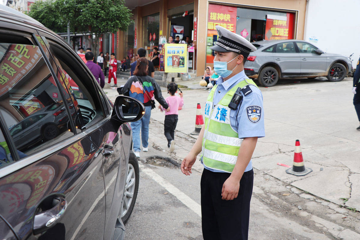 松桃交警圆满完成2021年“中国旅游日”暨松桃苗族“四月八”系列活动安保任务