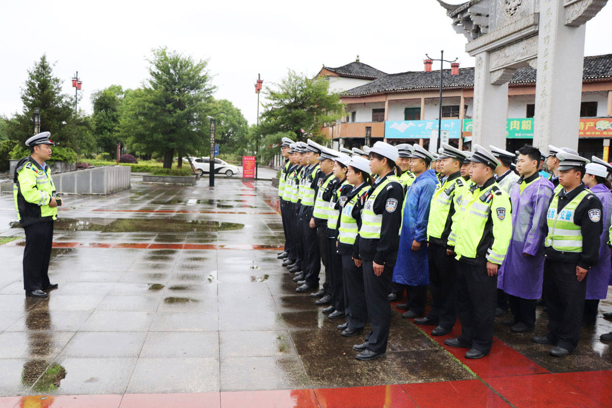 松桃交警圆满完成2021年“中国旅游日”暨松桃苗族“四月八”系列活动安保任务