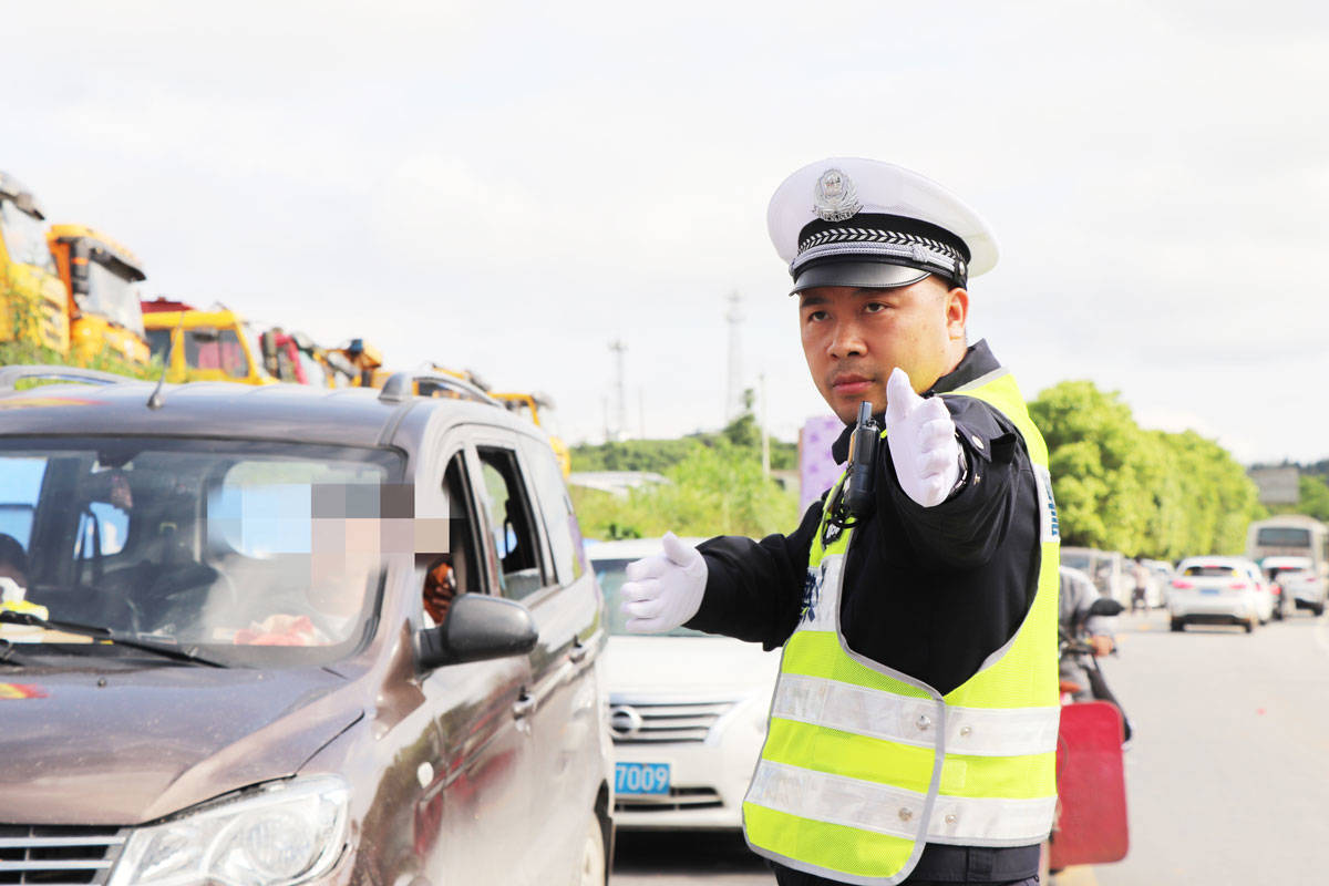 松桃交警圆满完成2021年“中国旅游日”暨松桃苗族“四月八”系列活动安保任务