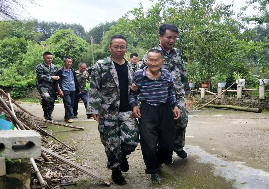 “我为群众办实事”黄板镇开展演“真”练“实”山洪灾害应急抢救演练