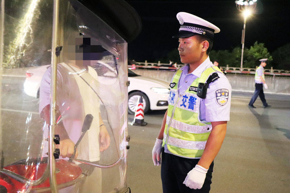 松桃交警大队积极开展高考前夕集中夜查整治专项行动