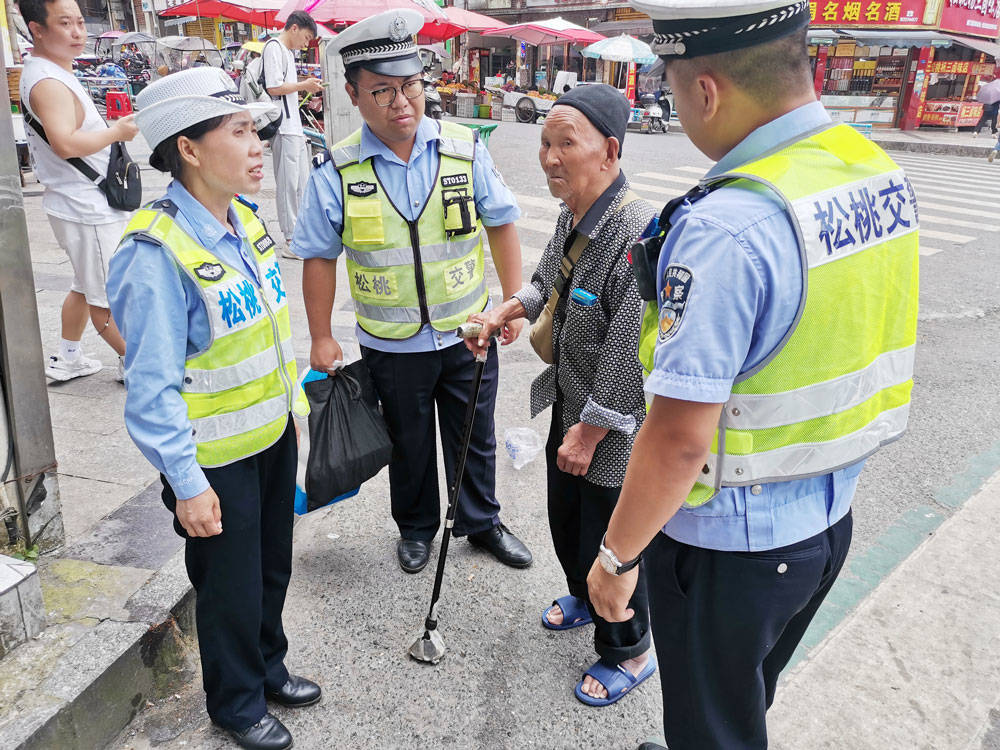 老人儿童回家不知路 松桃交警热心予帮助