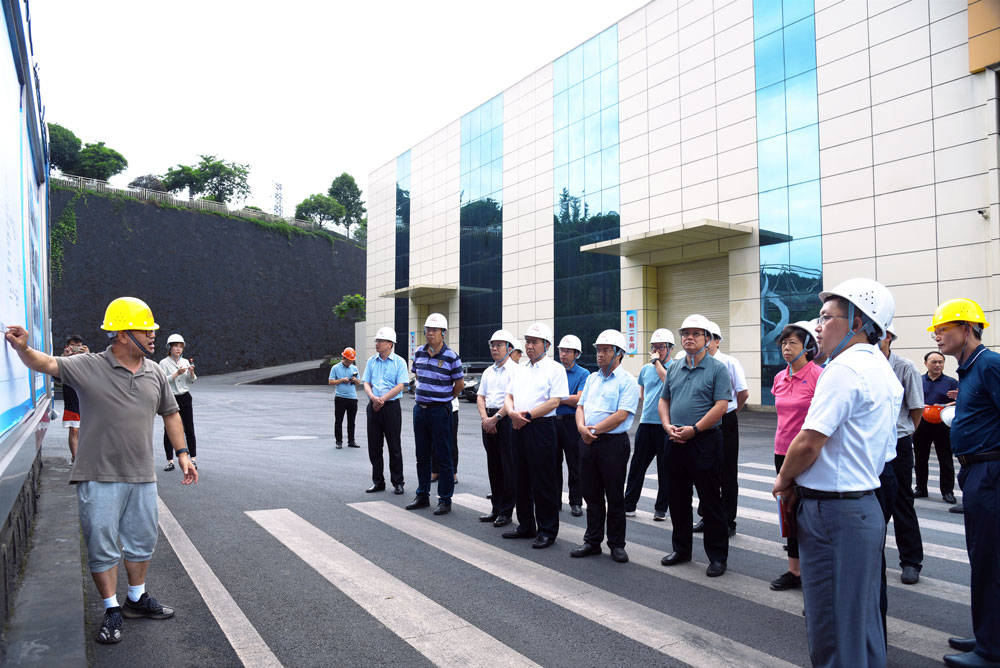 省人大执法检查组来铜开展固体废物污染环境防治法执法检查