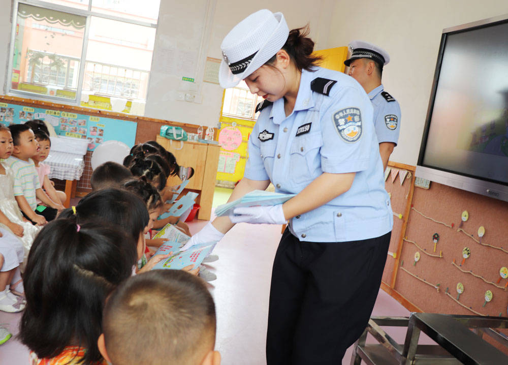 【我为群众办实事】松桃交警走进幼儿园开展交通安全宣传教育