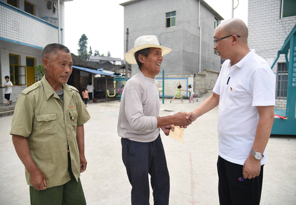 【奋斗百年路　启航新征程】县融媒体中心党支部、长坪乡盘报村党支部开展“七一”支部联建活动