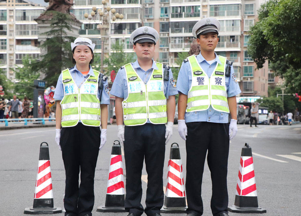 松桃交警大队圆满完成松桃庆祝建党100周年文艺晚会活动期间道路交通安保工作