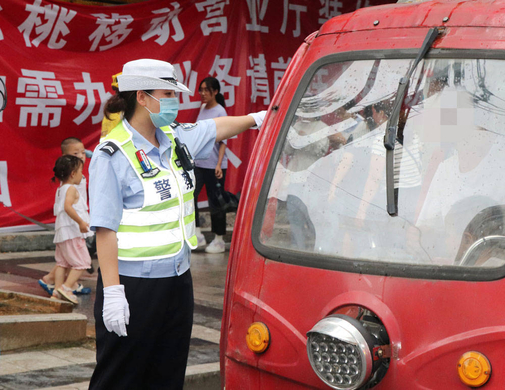 松桃交警大队圆满完成松桃庆祝建党100周年文艺晚会活动期间道路交通安保工作