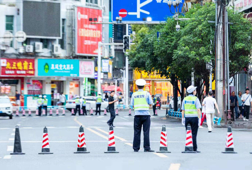 松桃交警大队圆满完成松桃庆祝建党100周年文艺晚会活动期间道路交通安保工作