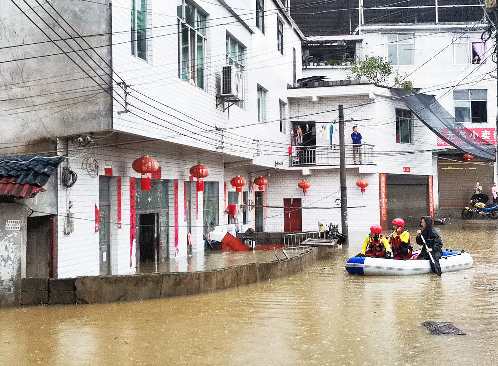 【我为群众办实事】突降暴雨 松桃消防成功营救被困群众