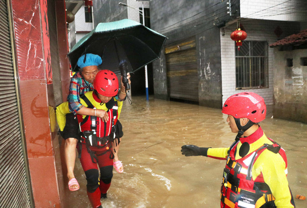 【我为群众办实事】突降暴雨 松桃消防成功营救被困群众