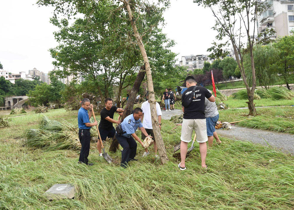 【我为群众办实事】蓼皋街道：整治河道卫生，扮靓松江河岸