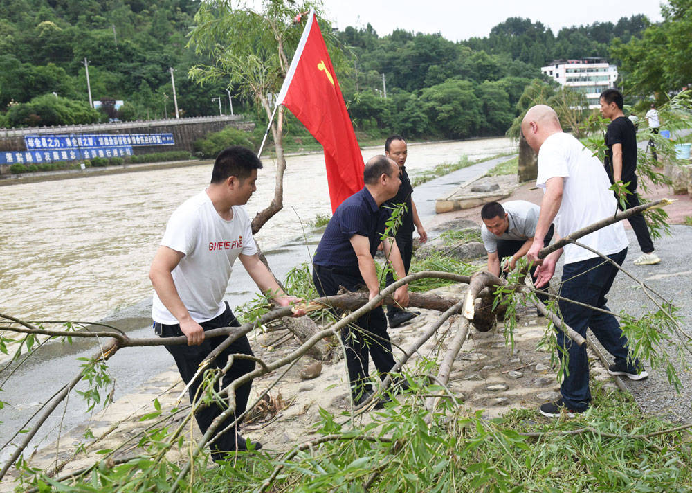 【我为群众办实事】蓼皋街道：整治河道卫生，扮靓松江河岸