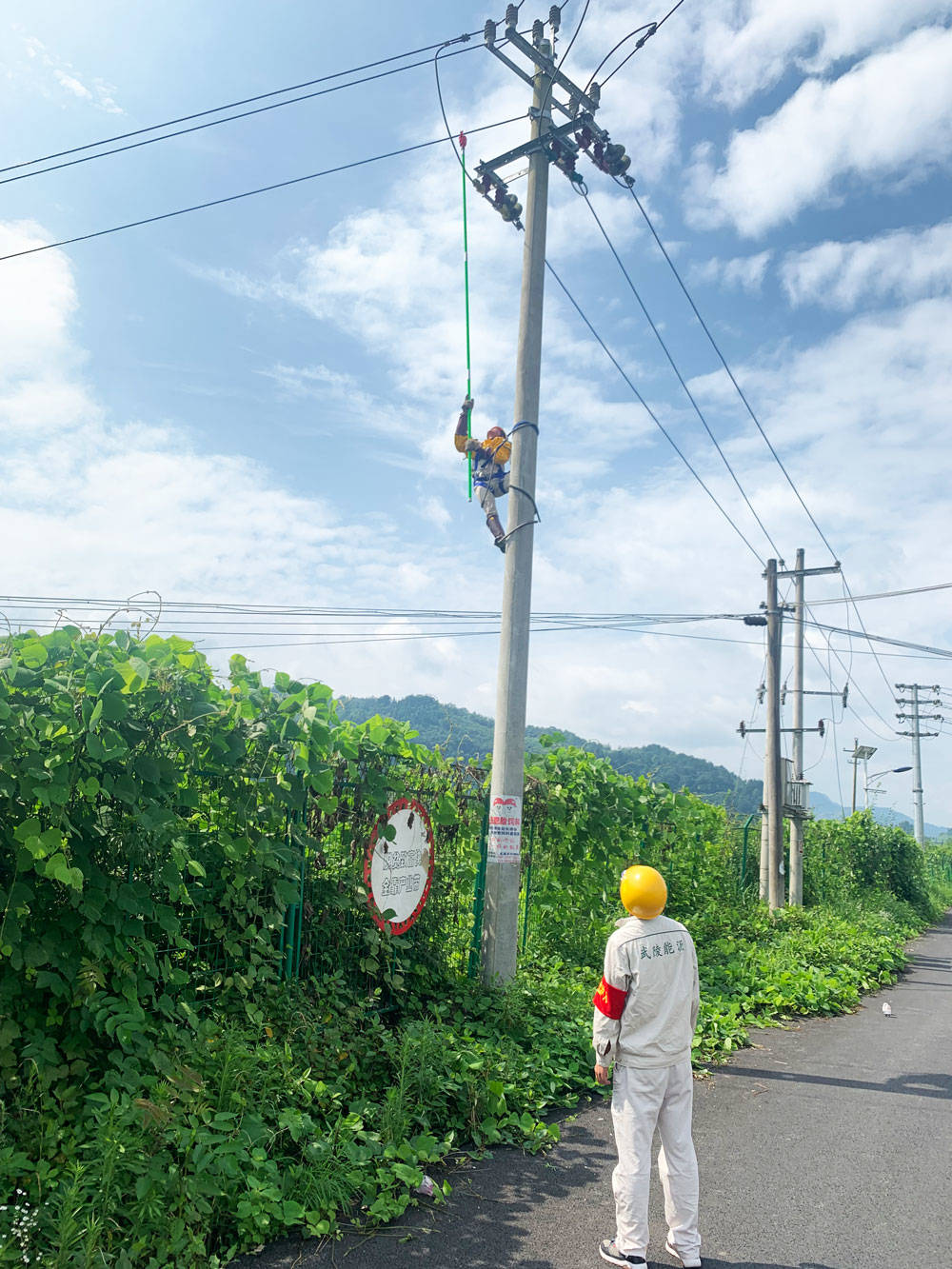 松桃供电局：不停电作业法 减少用户年平均停电时间和次数