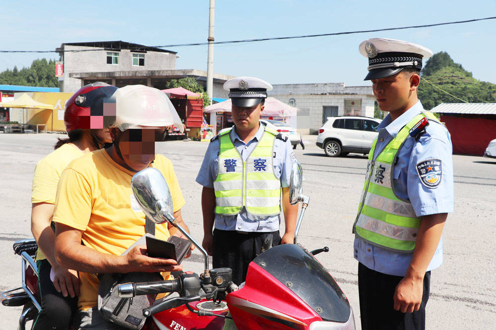 松桃交警深入乡镇持续开展摩托车违法专项整治行动