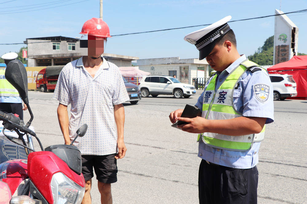 松桃交警深入乡镇持续开展摩托车违法专项整治行动