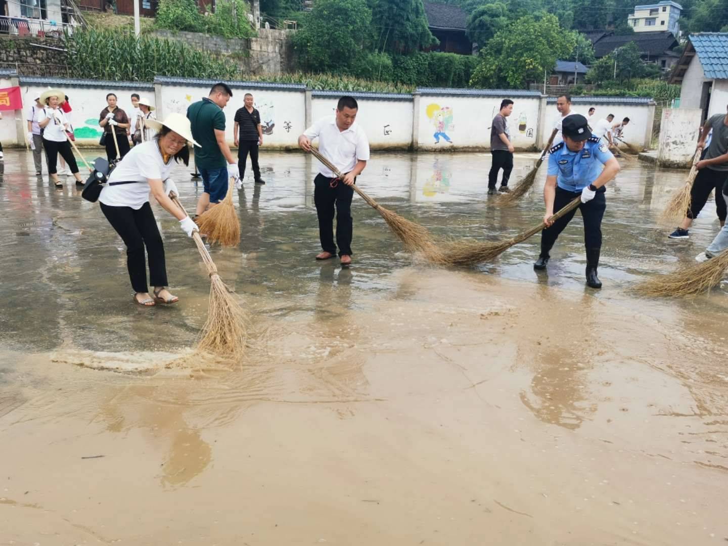 【我为群众办实事】世昌街道：党群灾后共清淤防疫行动我先行