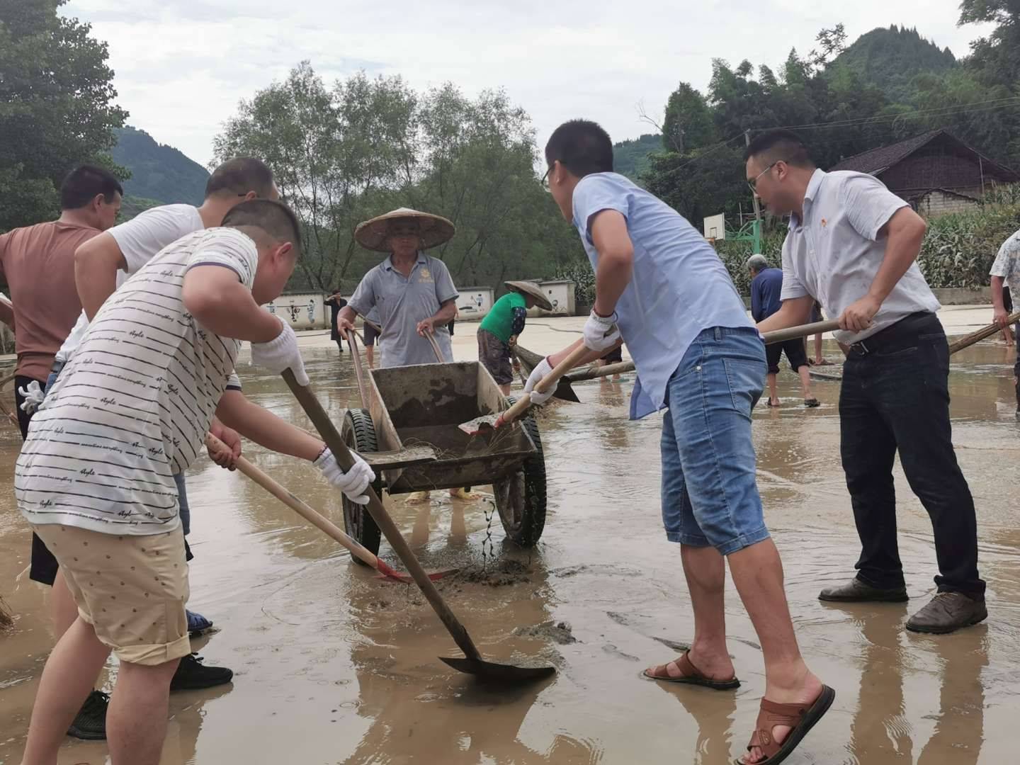 【我为群众办实事】世昌街道：党群灾后共清淤防疫行动我先行