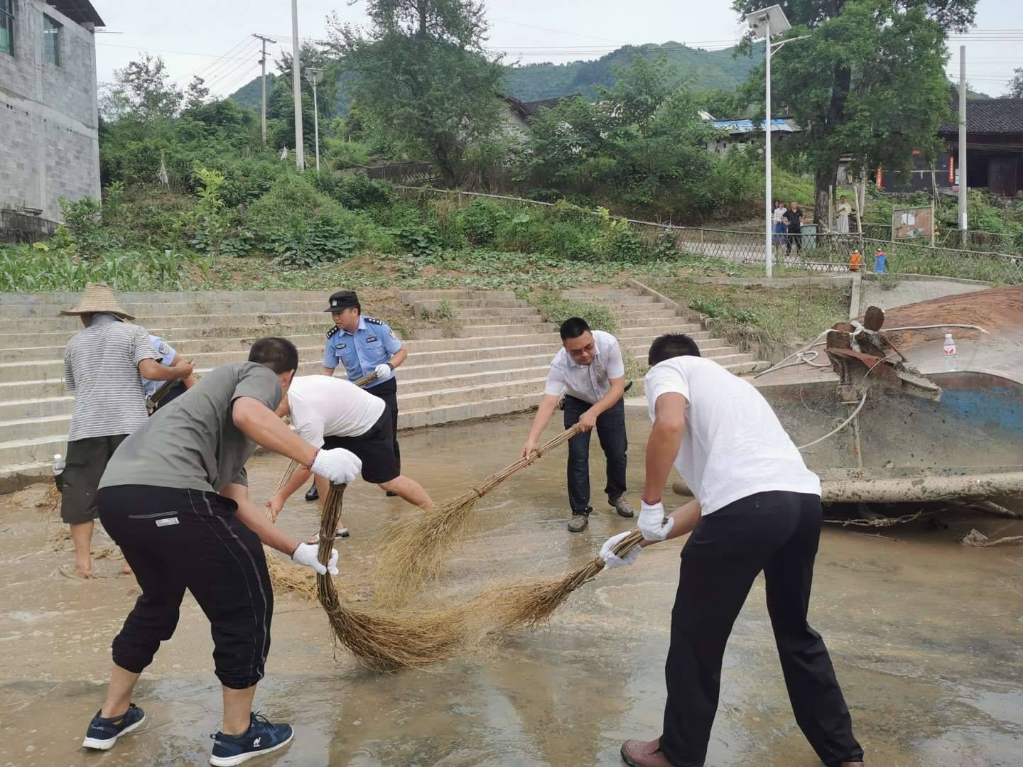 【我为群众办实事】世昌街道：党群灾后共清淤防疫行动我先行