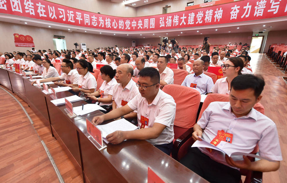 松桃苗族自治县第十六届人民代表大会第六次会议胜利闭幕