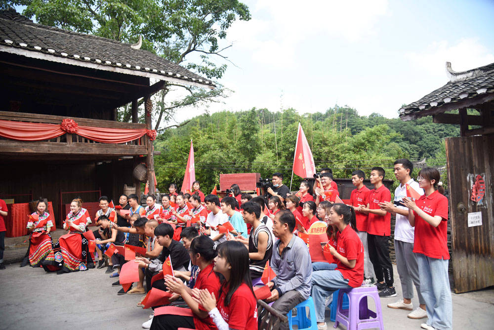 松桃：“七一”宣讲进基层，苗汉双语暖民心