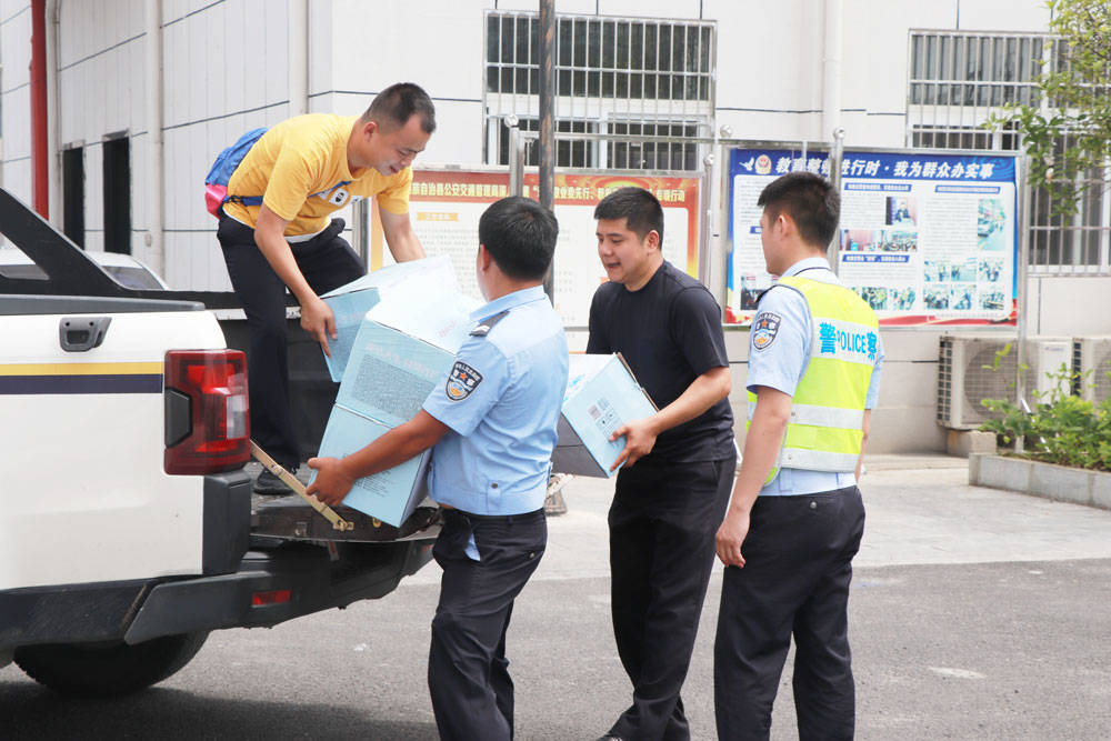 爱心企业慰问一线松桃公安交警 炎炎夏日送来丝丝清凉