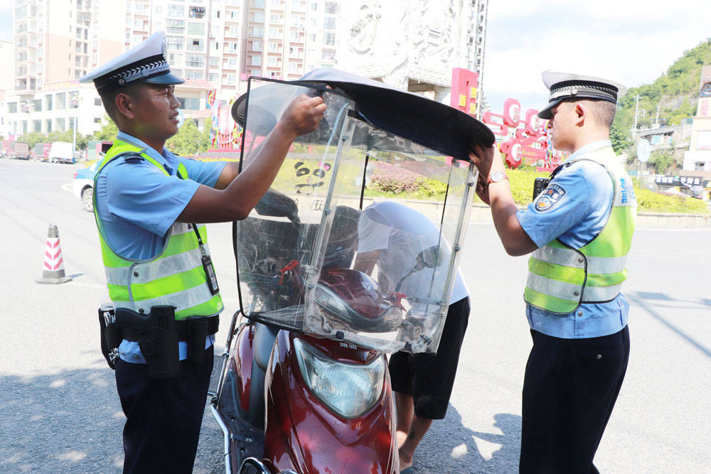 松桃交警大队扎实开展摩托车、电动摩托车交通违法整治工作