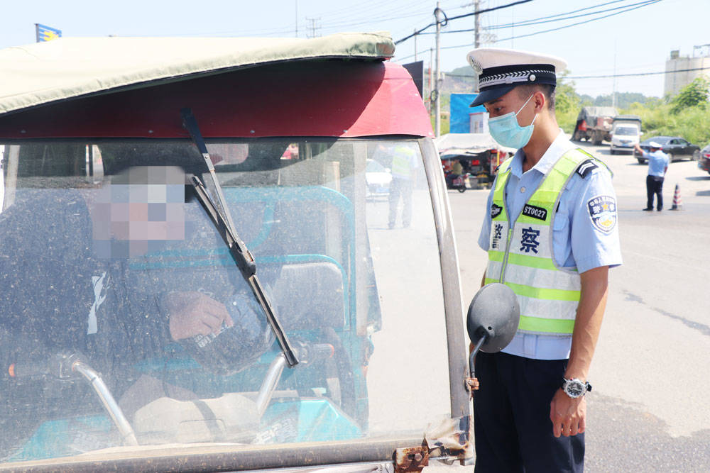 松桃交警大队严查摩托车、电动摩托车交通违法行为