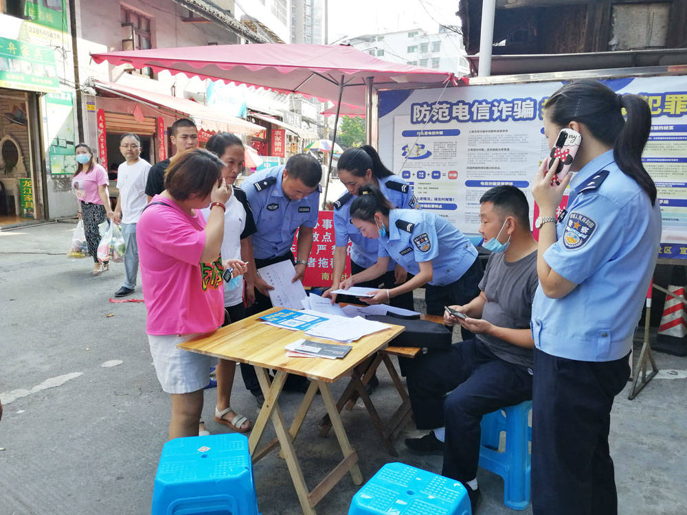 南门社区：家门口开展电动摩托车登记工作，贴近群众办实事