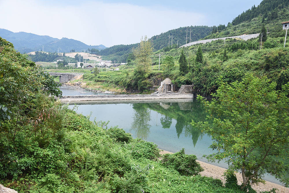 松桃供电局：改造库区用电网 群众用上舒心电