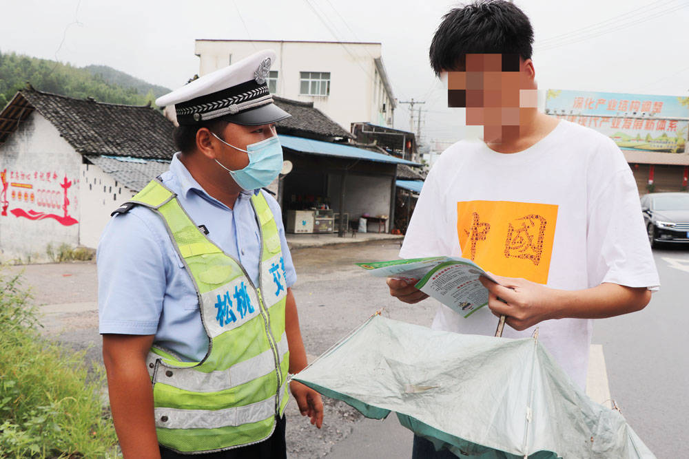 松桃交警大队深入辖区大坪场镇干串村开展交通安全宣传活动