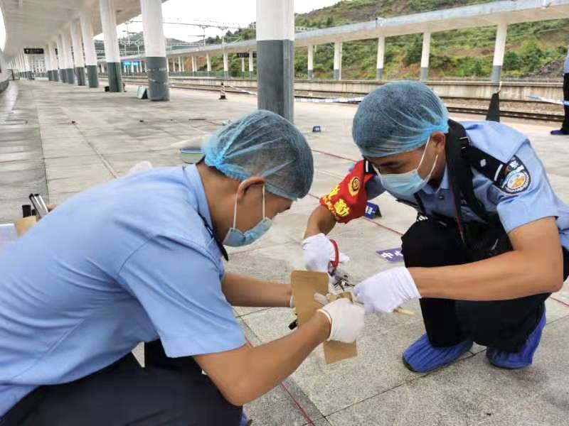 在蛛丝马迹中寻找案件真相—松桃所开展案件现场保护大练兵