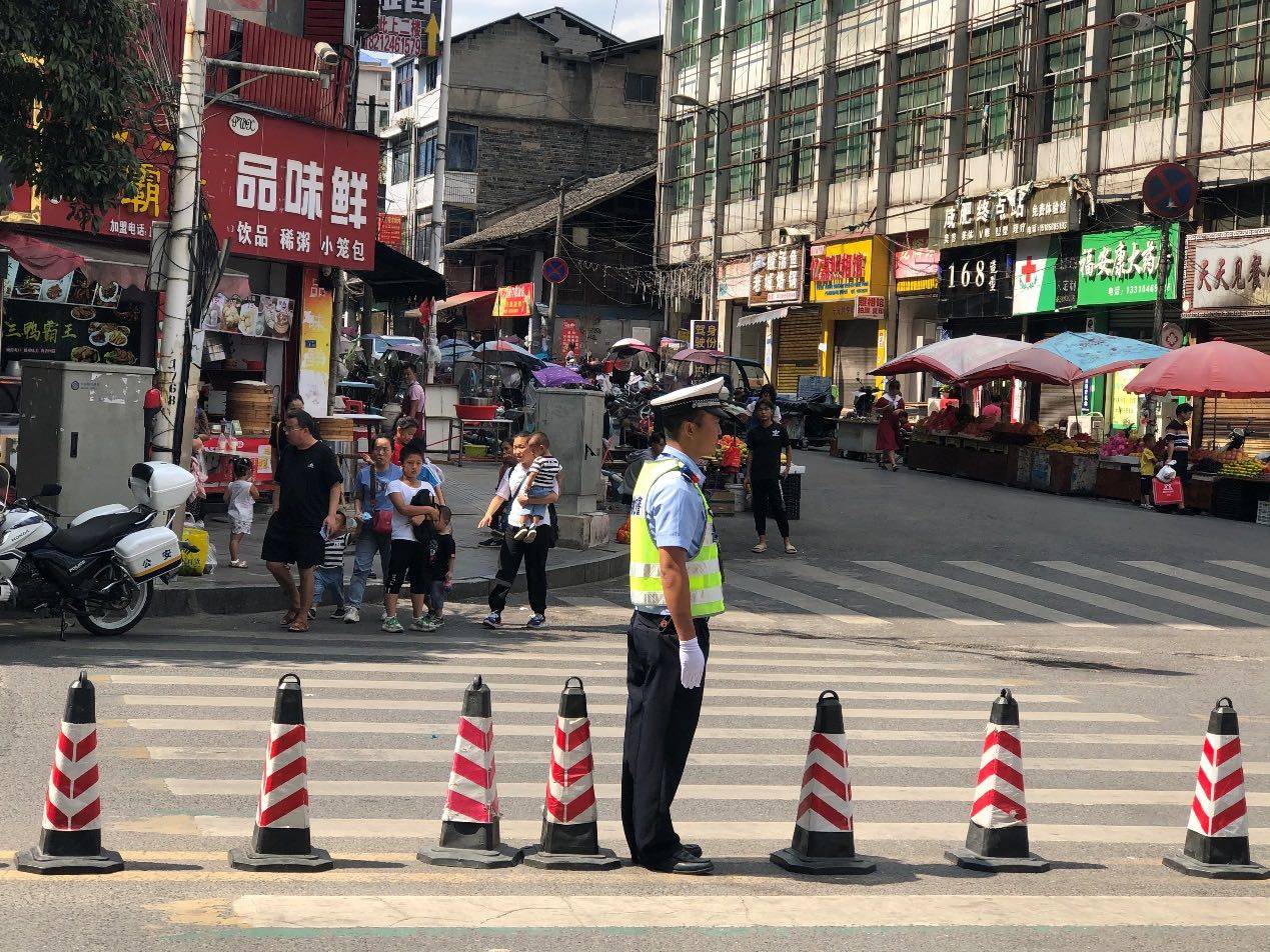 松桃交警：国庆“我”在岗“警”守护平安