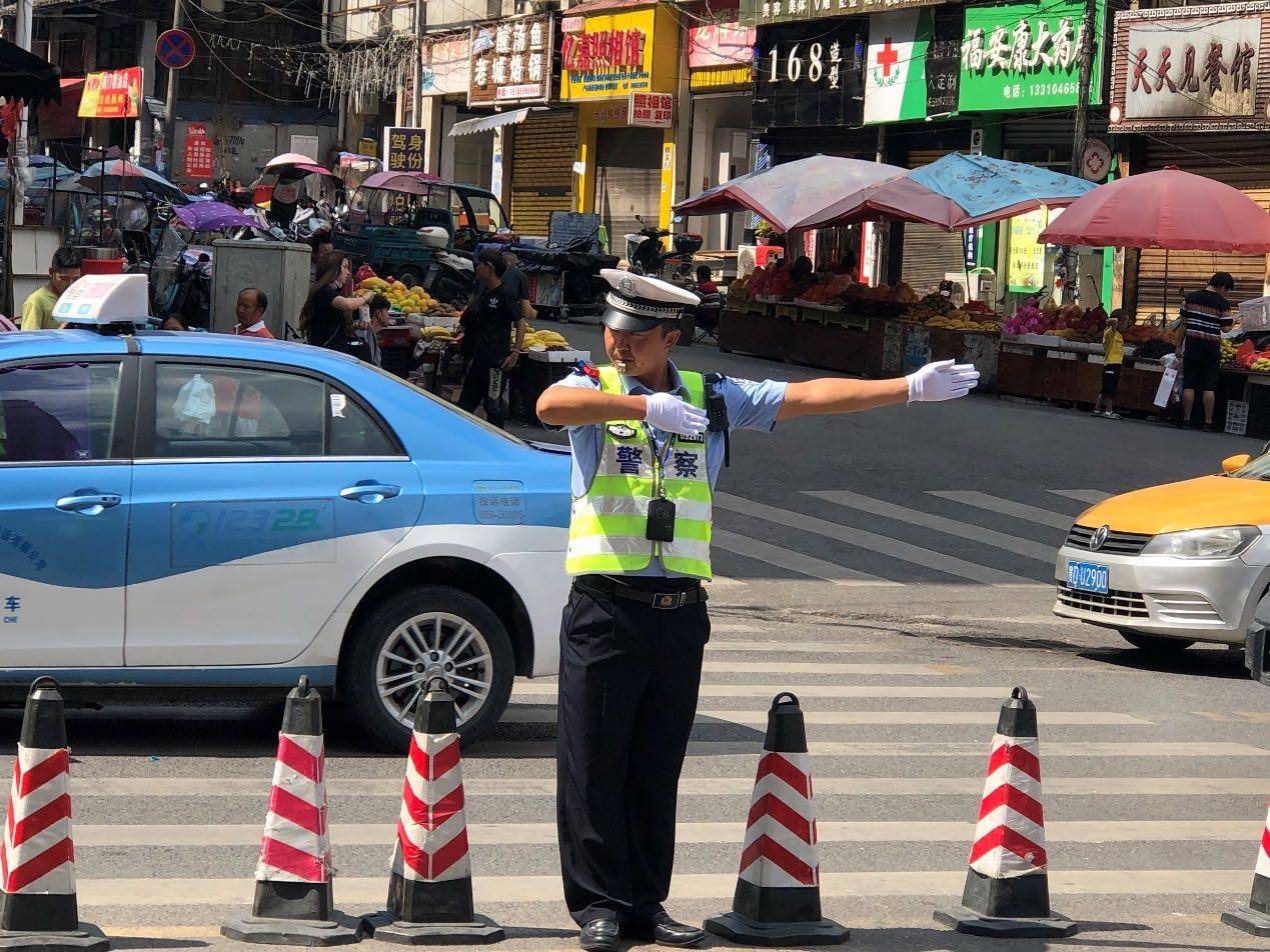 松桃交警：国庆“我”在岗“警”守护平安