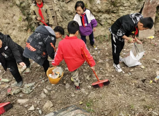 平头镇：建设大美苗乡青春行“扫地抹屋”我先行