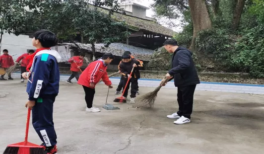 平头镇：建设大美苗乡青春行“扫地抹屋”我先行