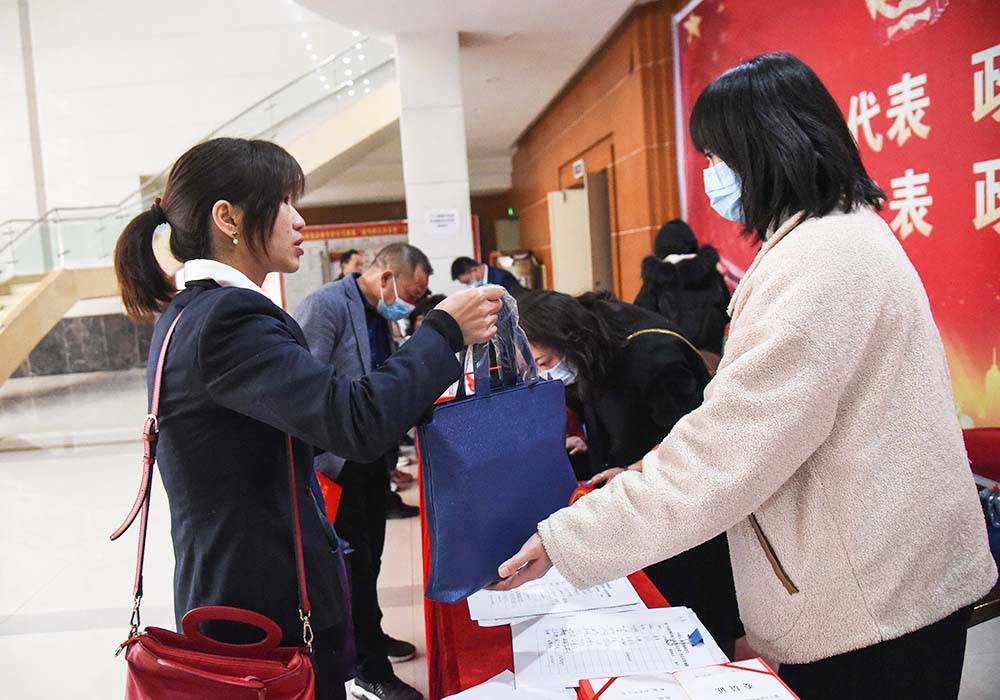 中国人民政治协商会议第十五届松桃苗族自治县委员会第一次会议与会人员陆续报到