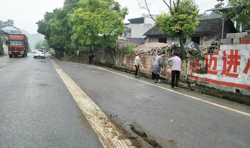 黄板镇：服务群众“零距离”实践活动见成效