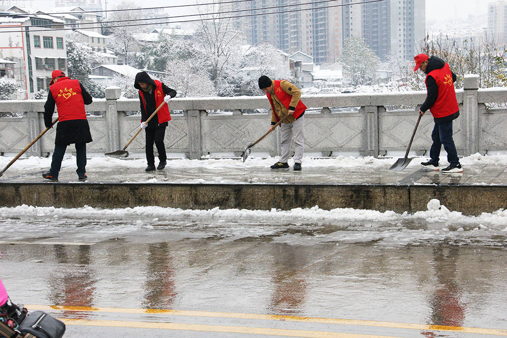 松桃公路管理段开展抗雪凝保畅通志愿服务活动